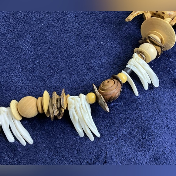 Primitive Carved Wood And Shell African Safari Animal Necklace - Picture 6 of 8